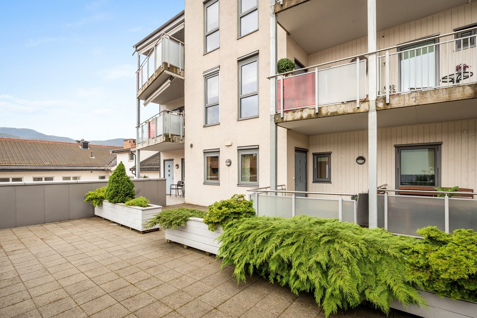 Leiligheten ligger i byggets 2. etasje med inngang via lukket bakgård i sameiet. Galleribilde