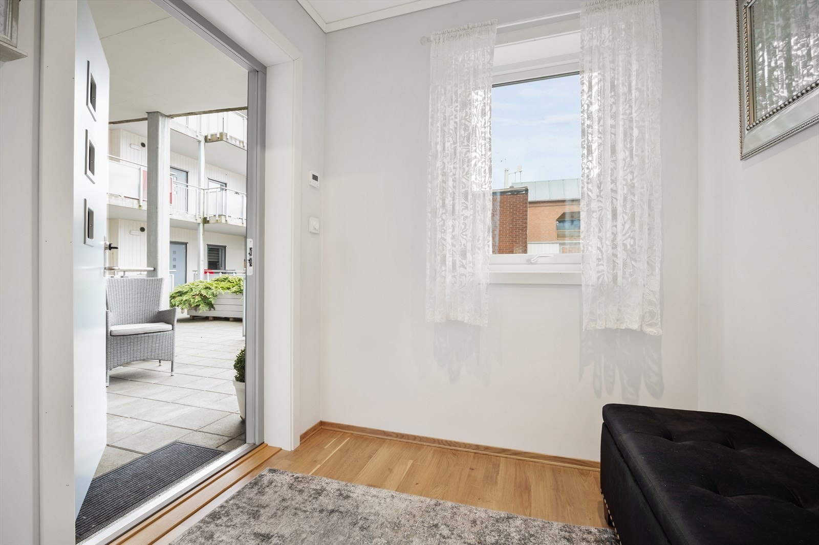 Entré med mye naturlig lysinnslipp og separat inngangsdør. Galleribilde