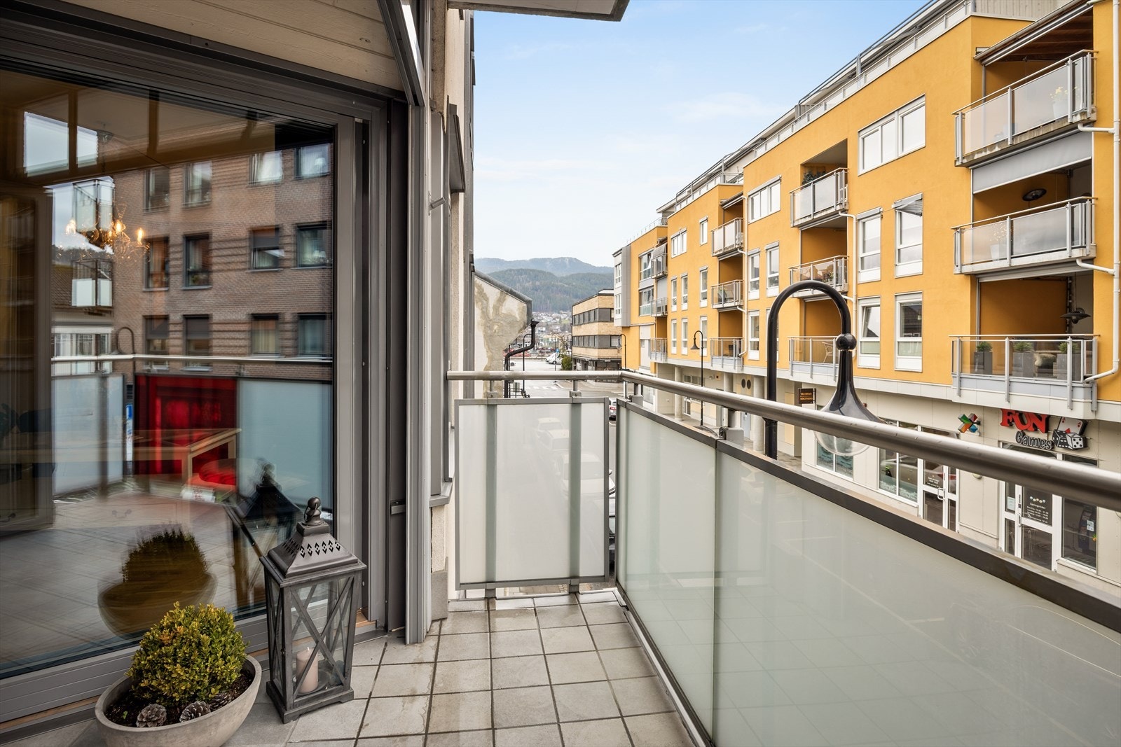 Åpner du opp dørene er hele balkongarealet på ca. 10 kvm. Galleribilde