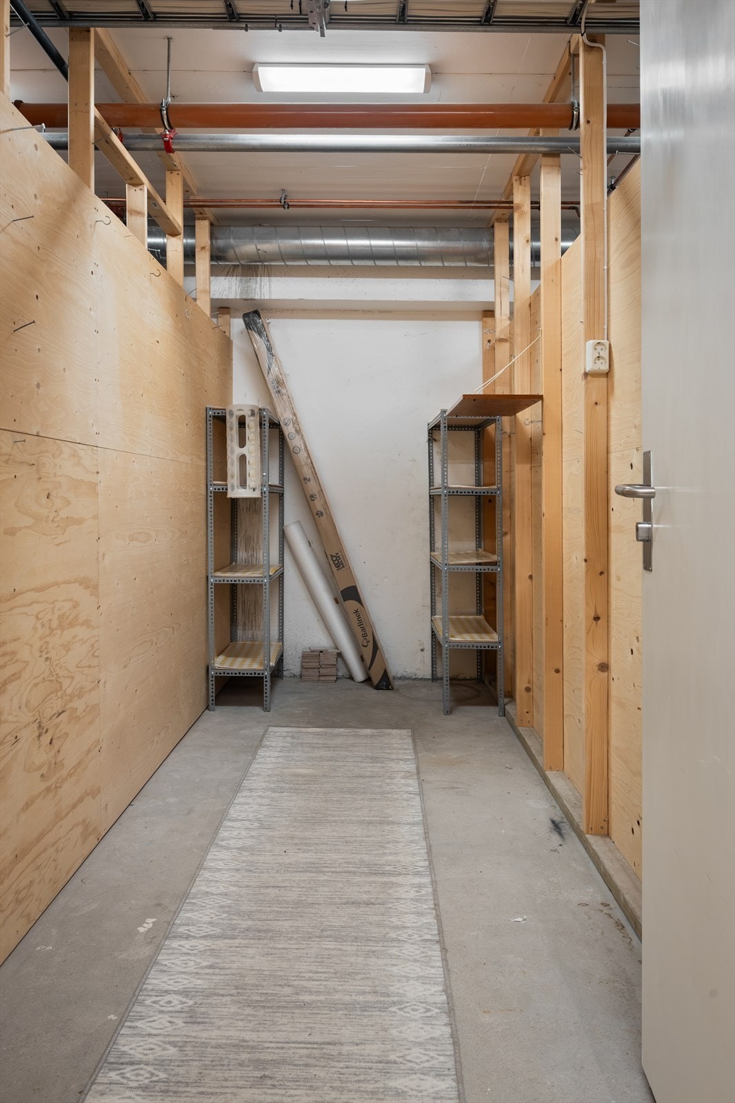 God lagringsplass i kjellerbod. Galleribilde