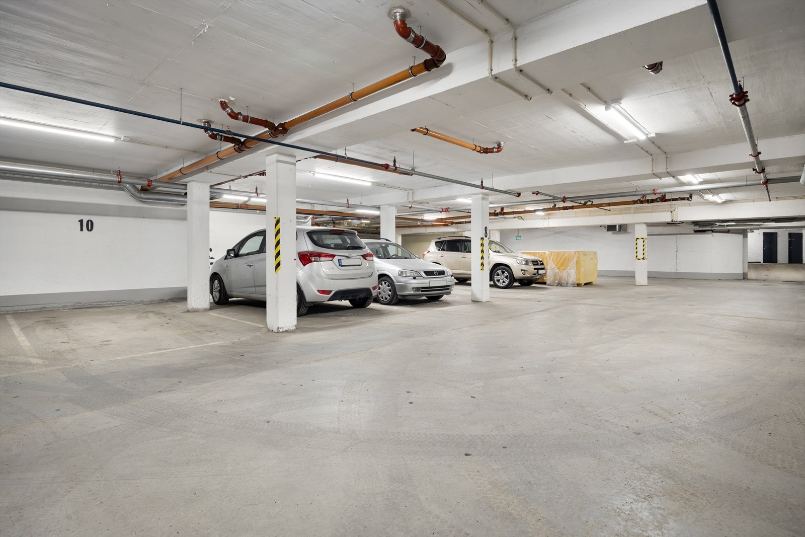 Det medfølger garasjeplass i felles garasjeanlegg. Mulighet for å etablere el-bil lader for egen regning. Galleribilde
