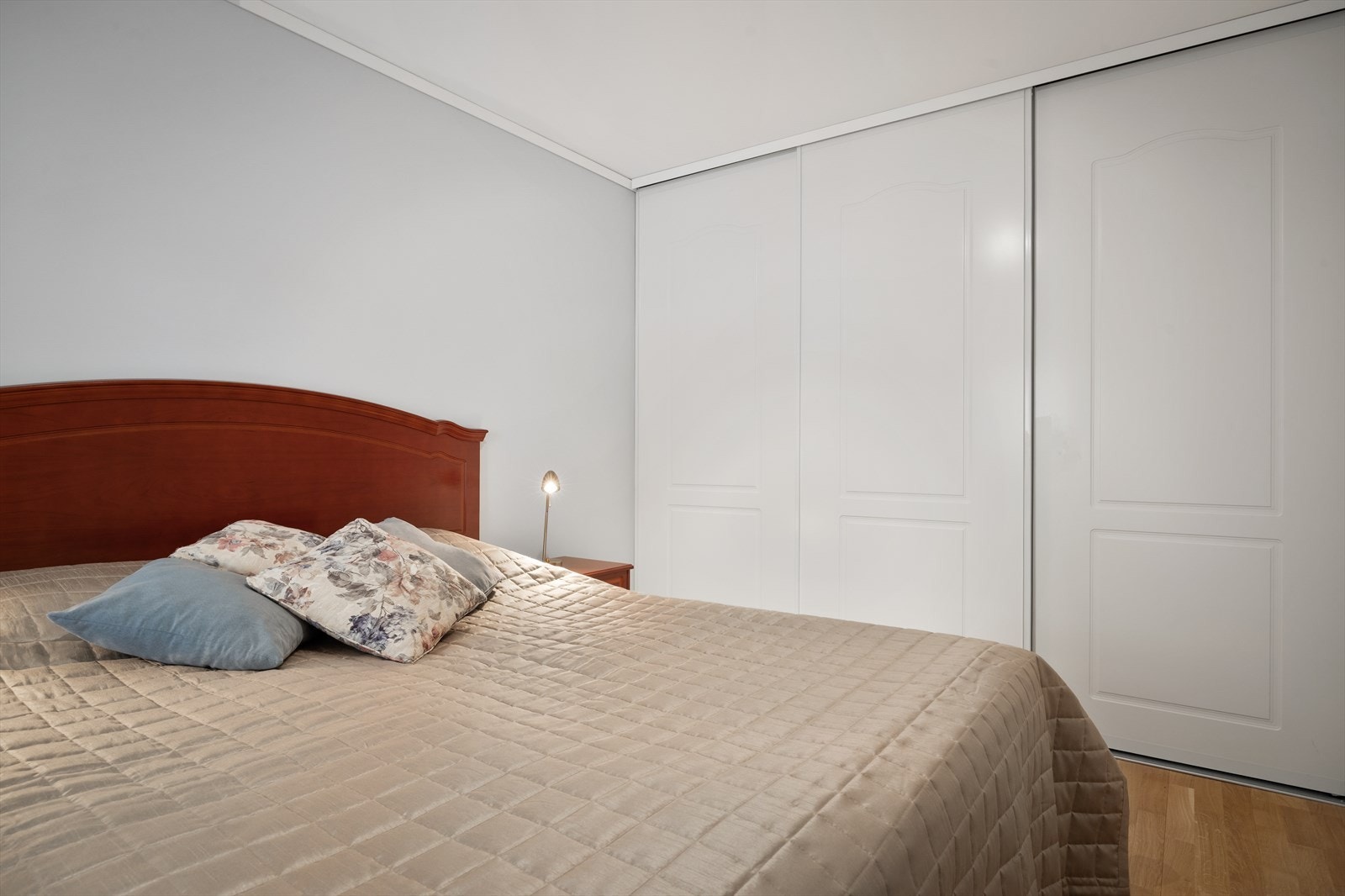 Praktisk skyvedørsgarderobe montert. Galleribilde