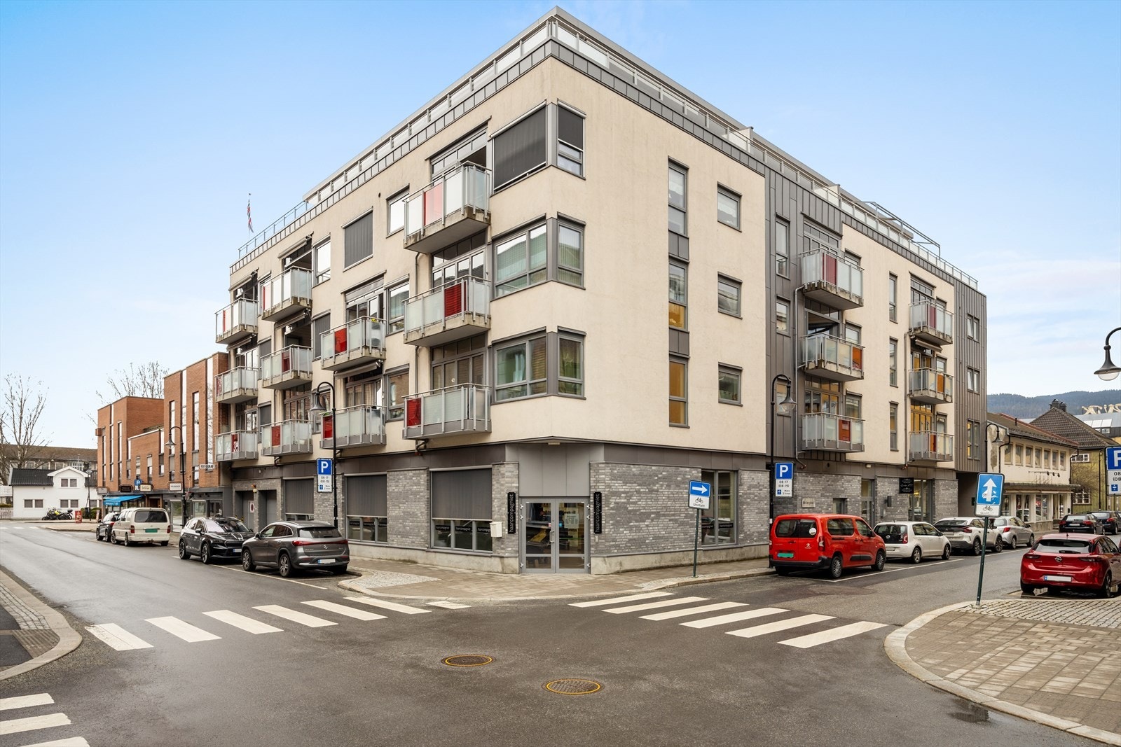 Leiligheten ligger i 2. etasje, med inngang via skjermet og privat bakgård. Nærhet til "alt" av servicetilbud. Galleribilde