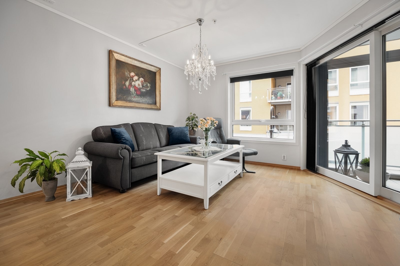 I stuen er det plass til sofa og tv-møblement Det er skyvedør ut til balkongene. Galleribilde