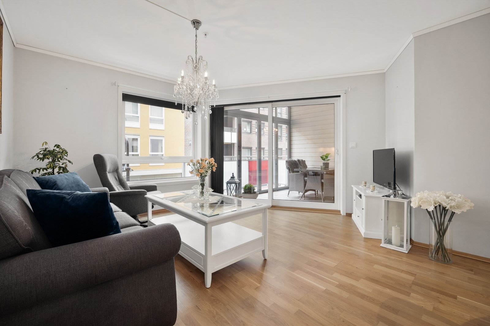 Leiligheten har lyst og tidløst uttrykk med slette vegger og parkettgulv. Solskjerming er montert. Galleribilde