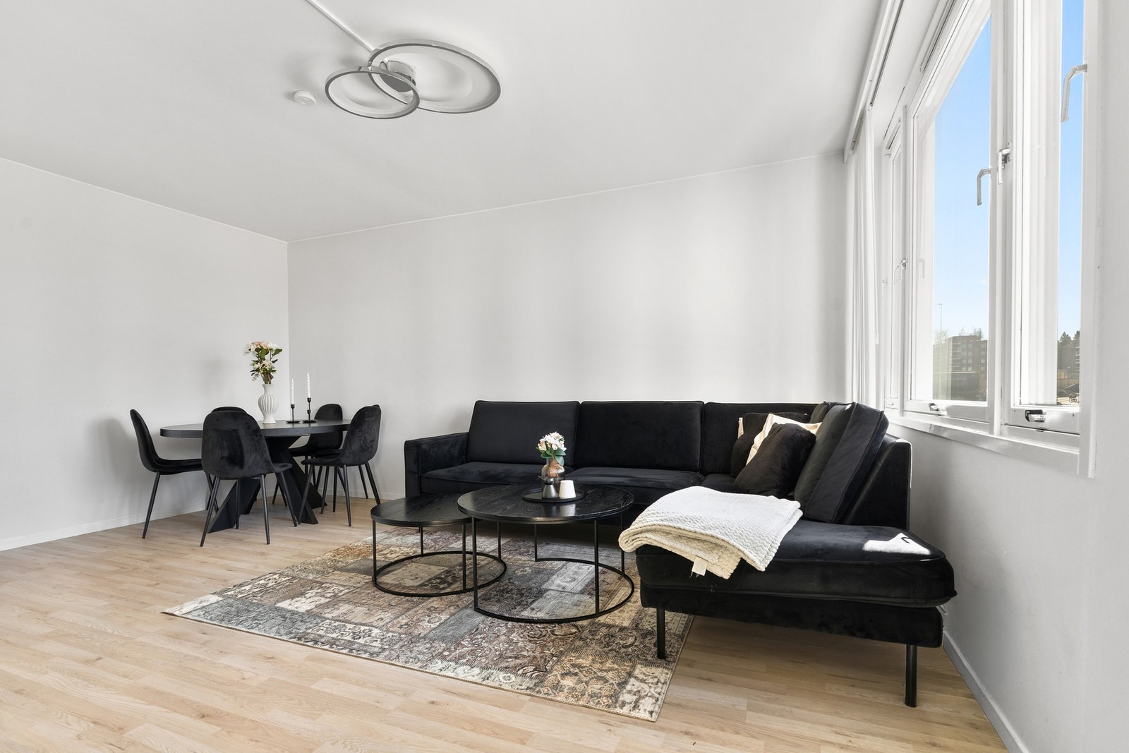 Lys og innbydende stue med god romfølelse. Galleribilde