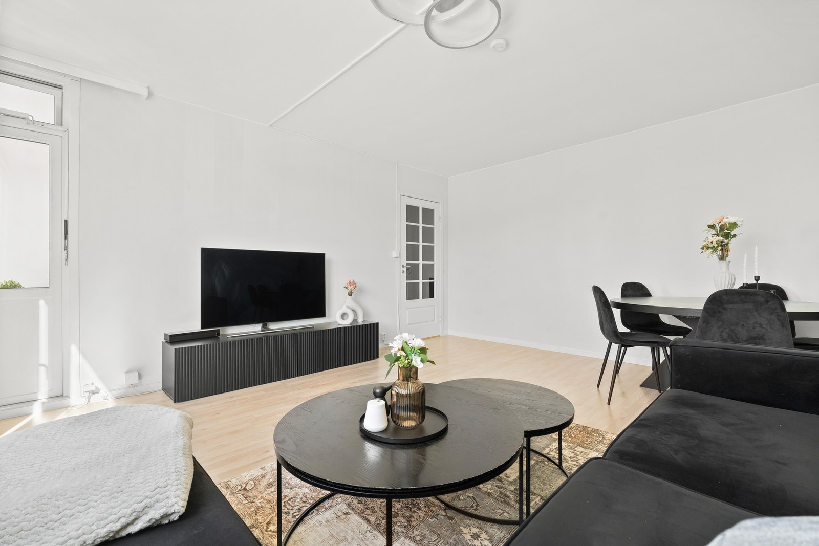 Oppholdsrom på 21,5 m² med fleksible møbleringsmuligheter. Galleribilde