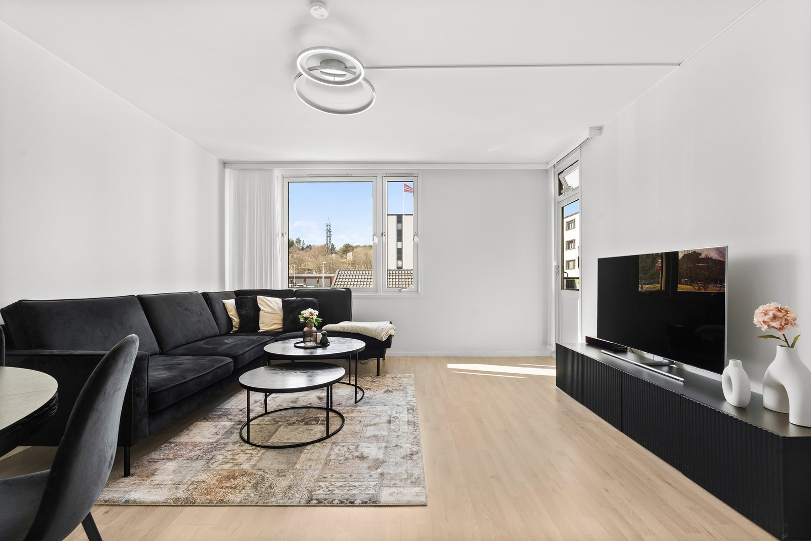 Store vindusflater som sørger for rikelig med naturlig lysinnslipp. Galleribilde