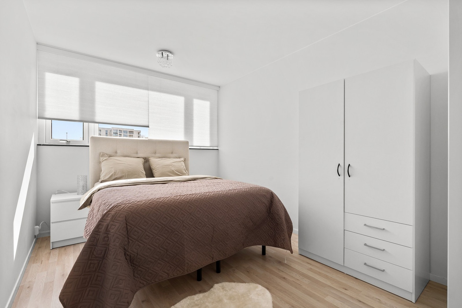 Lyst og romslig soverom på 11,5 m² med plass til dobbeltseng og garderobeskap. Galleribilde