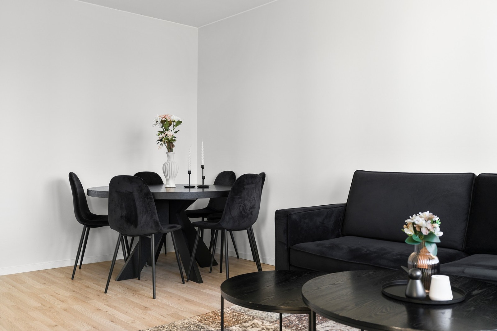 God plass til både spisebord og sittegrupper, et naturlig samlingspunkt for venner og familie. Galleribilde