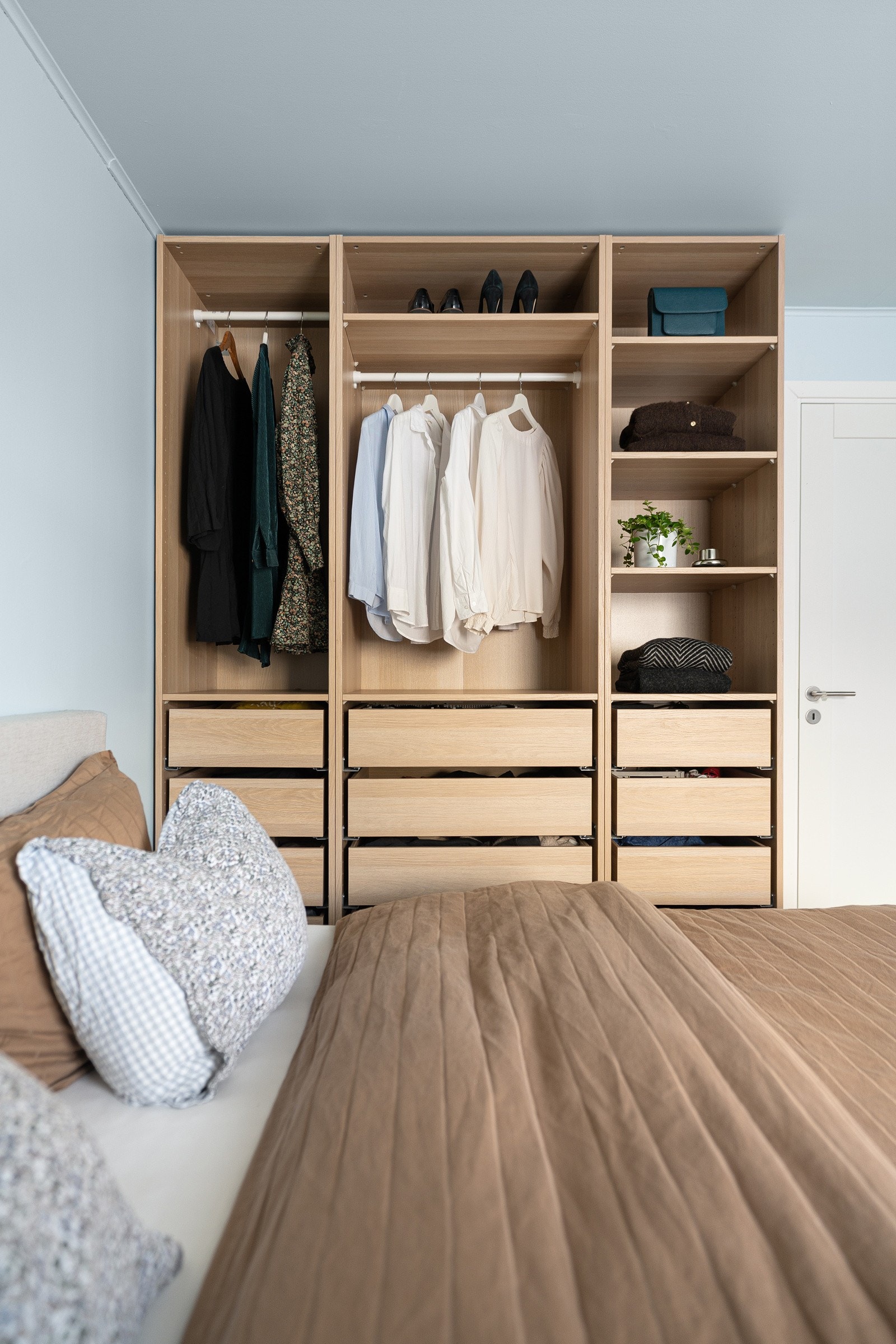 I tillegg har du godt med oppbevaringsplass for klærne i to stk garderobeskap.