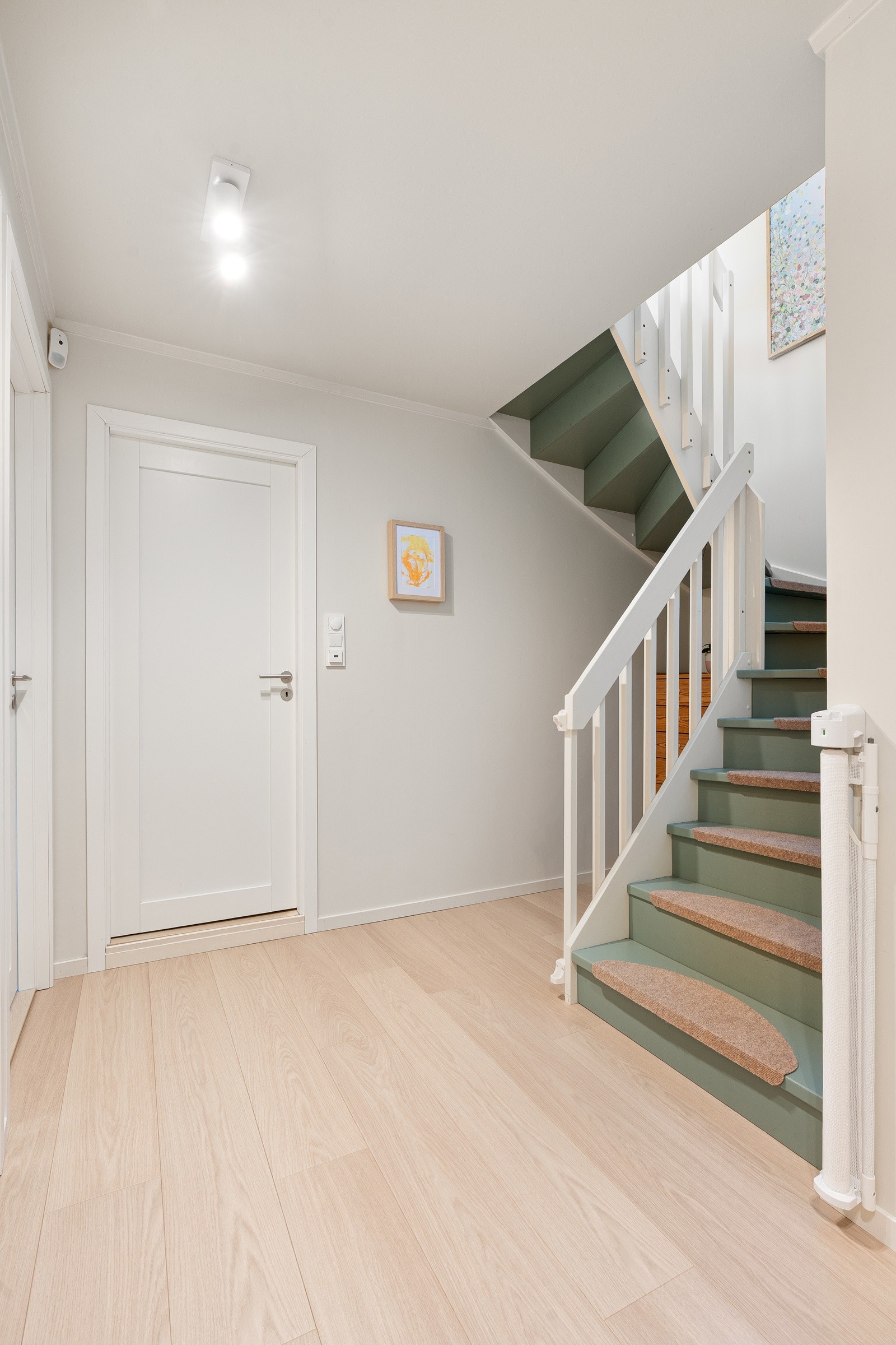 God og praktisk planløsning med soverom og bad samlet på plan 1 og stue og kjøkken på plan 2.