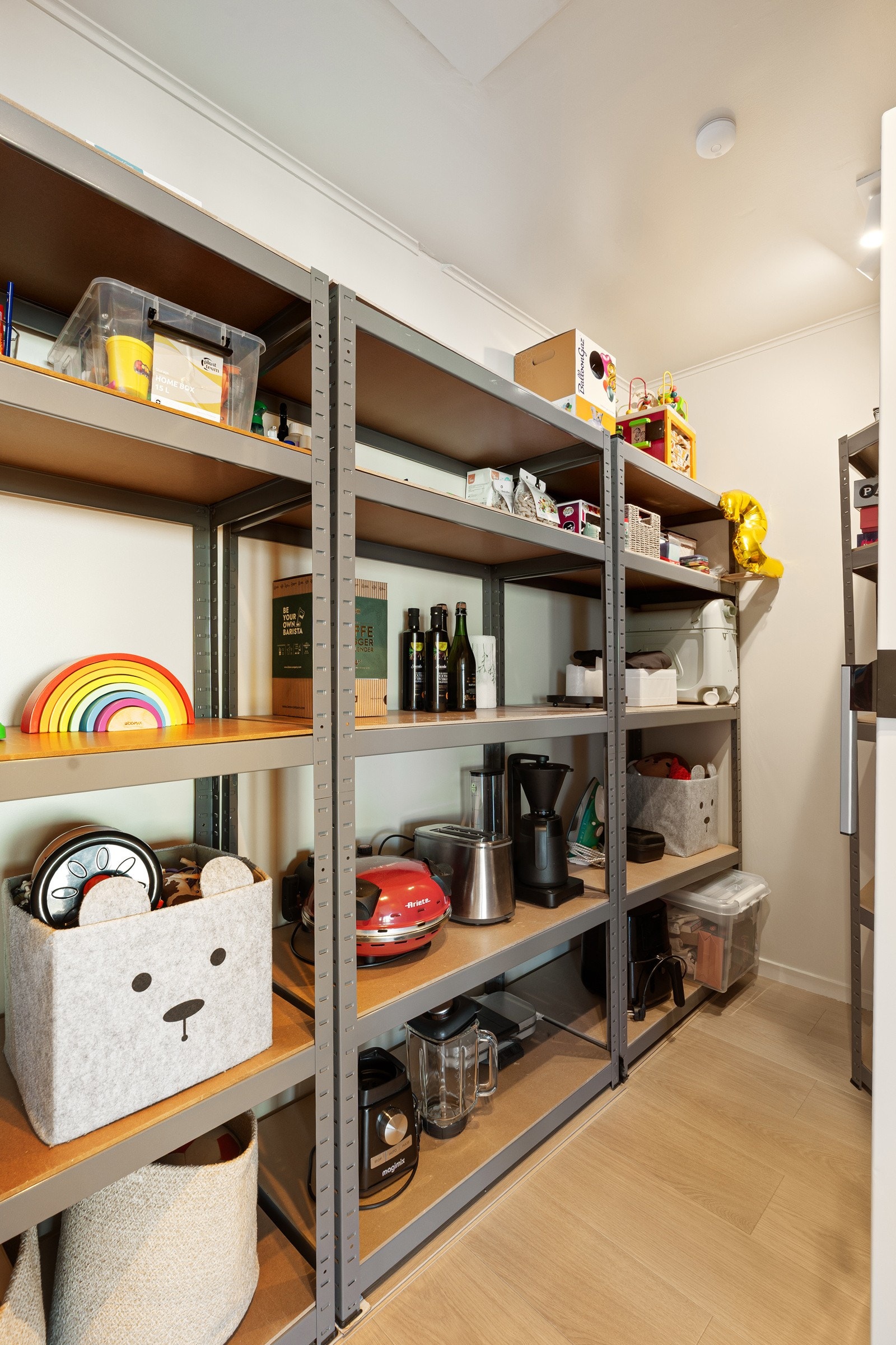 Praktisk bod i boligens andre etasje som sikrer godt med oppbevaringsplass!