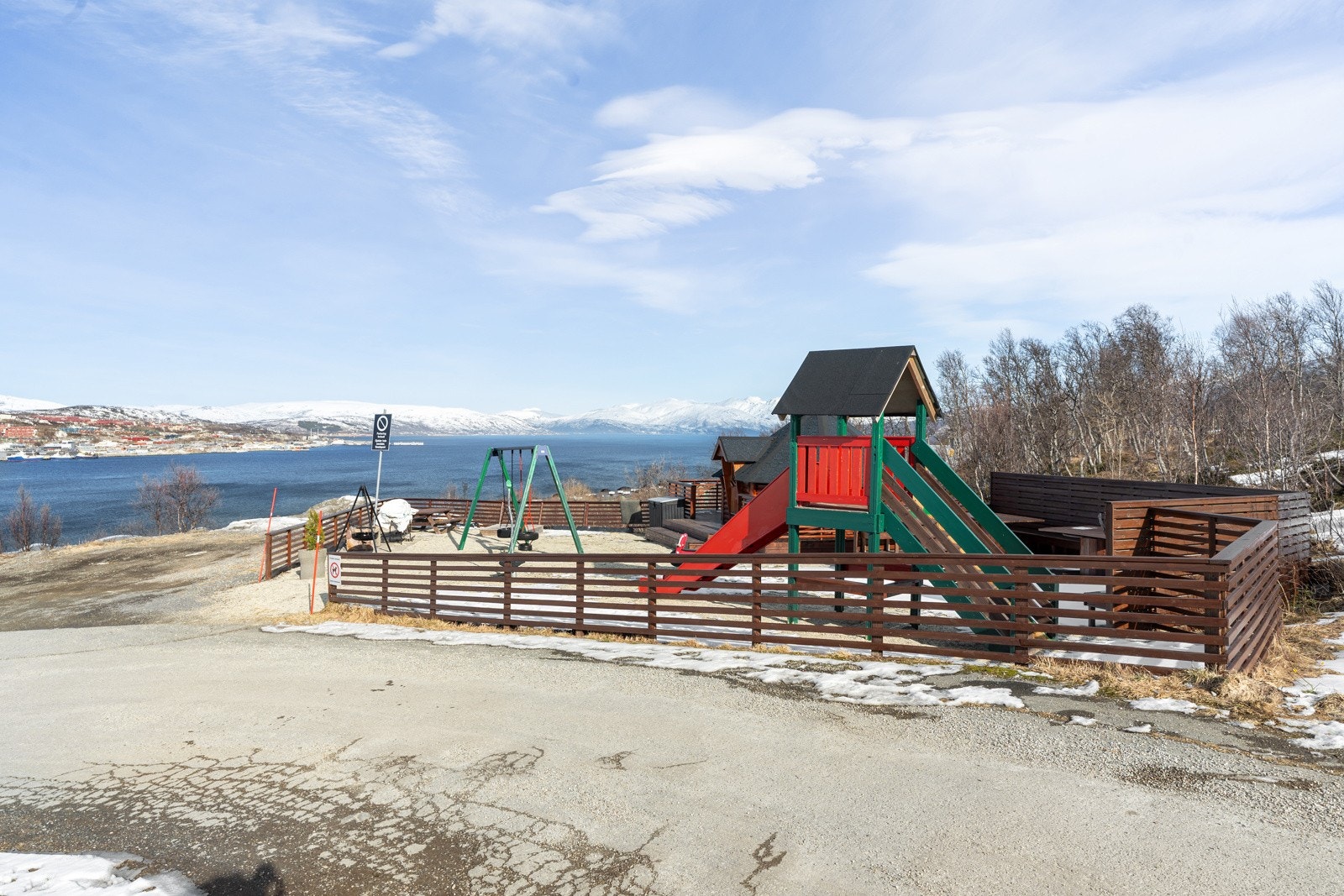 I tillegg ligger borettslaget helt inntil markagrensa, med nærhet til flotte turområder.