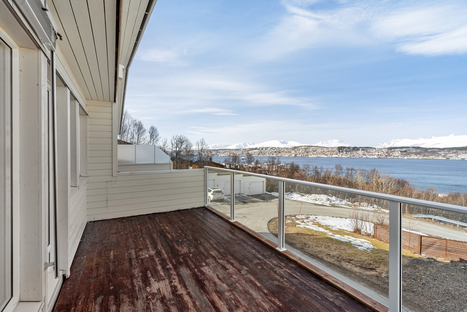 Fra stue/kjøkken er det utgang til den vestvendte verandaen, som byr på fantastisk utsikt mot Tromsøya, majestetiske fjelltopper på Kvaløya og innseilingen i Tromsysundet.