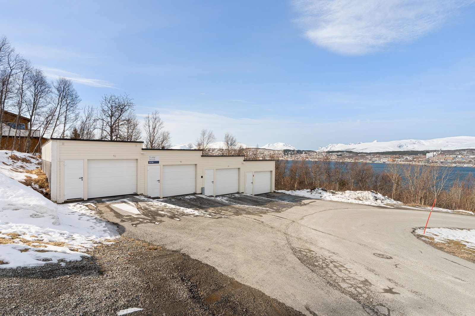 Garasjen ligger like ved boligen. Her er det også montert elbil-lader.