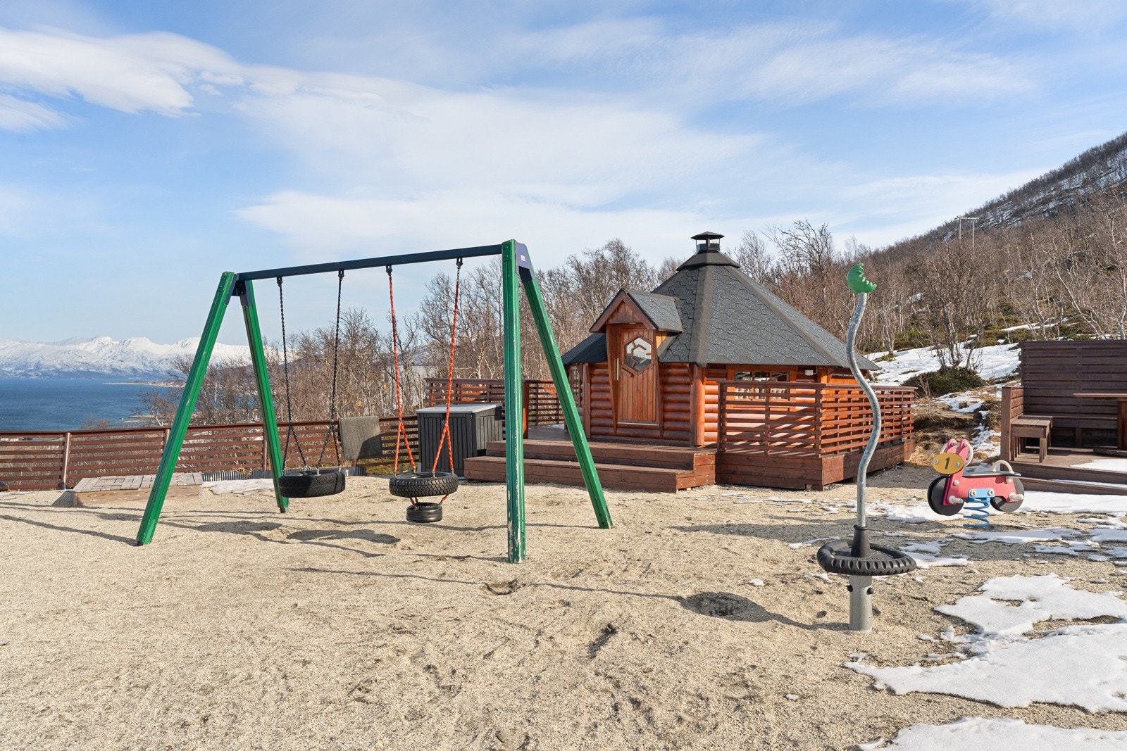 Borettslaget framstår svært optimalt for bl.a. barnefamilier, med lekeplass og felles grillhytte som alle beboere kan bruke.