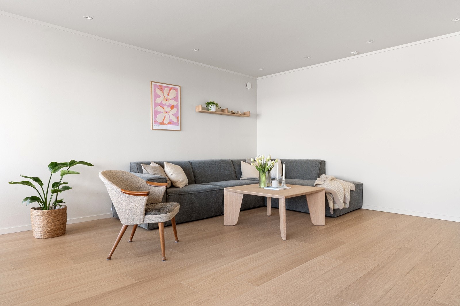 Her har du god plass for stor både sofa, tilhørende sofabord og TV mot motsatt vegg.