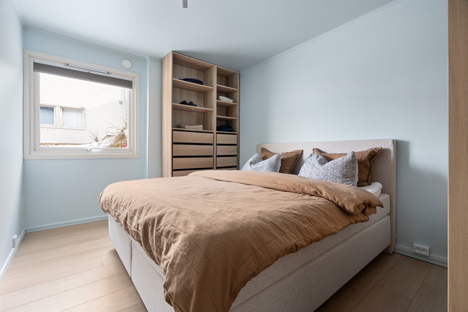 Boligen har tre gode soverom. Hovedsoverommet er av god størrelse med plass for stor seng med tilhørende nattbord.