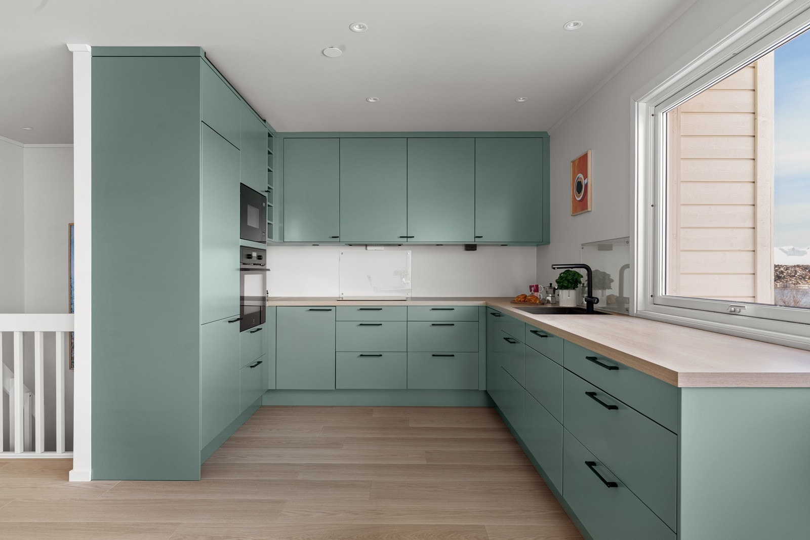 Her har man alt man trenger av integrerte hvitevarer som kjøl/frys, stekeovn, platetopp, mikrobølgeovn og oppvaskmaskin.