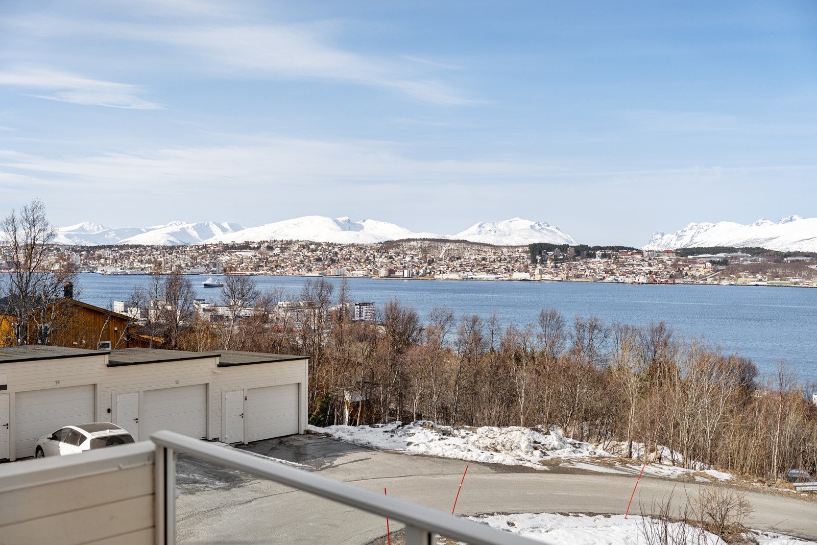 Strålende solforhold fra midt på dagen til seint på kveld.
