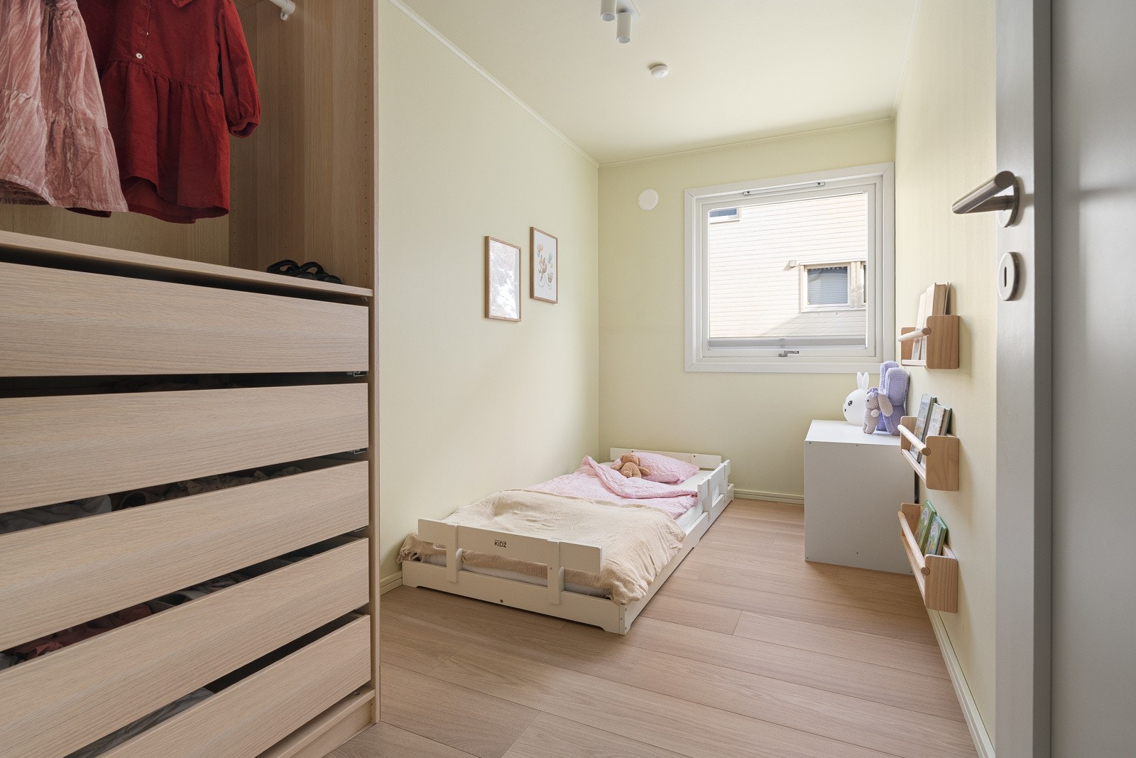 Boligens andre soverom passer utmerket som barnerom.