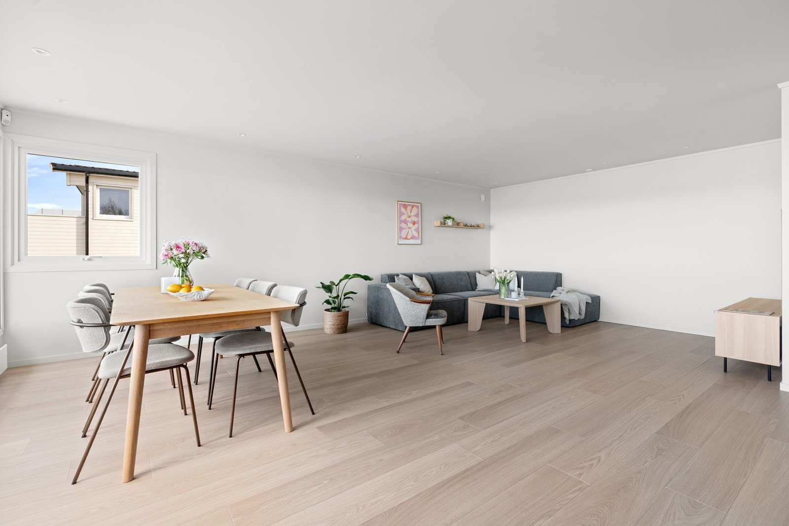 Stuen framstår romslig og møbleringsvennlig.