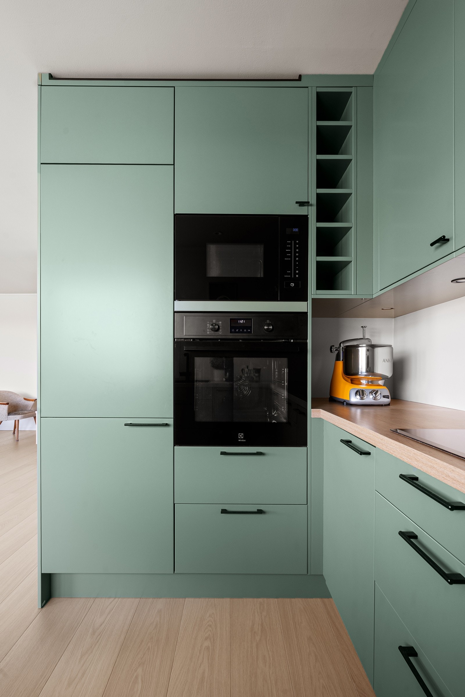 Rikelig med oppbevaringsplass i over- og underskap.