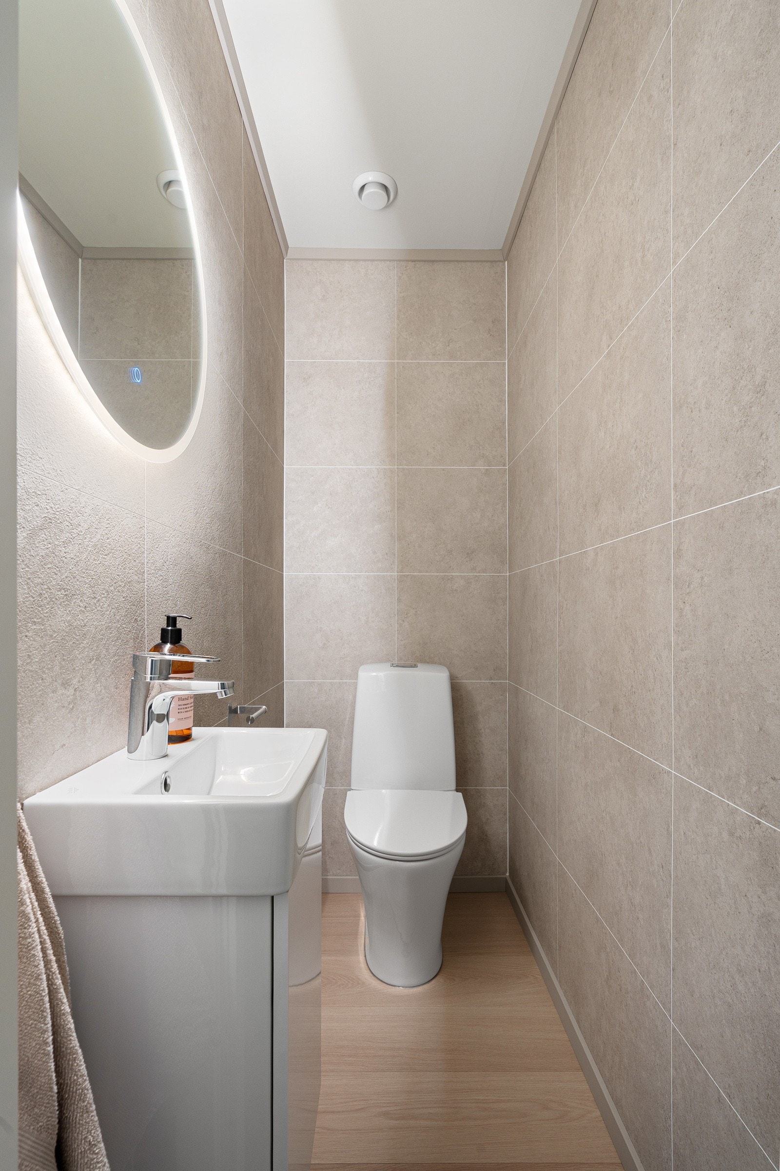 Praktisk separat toalettrom i 1. etasje. Toalettrommet er oppgradert i 2025.