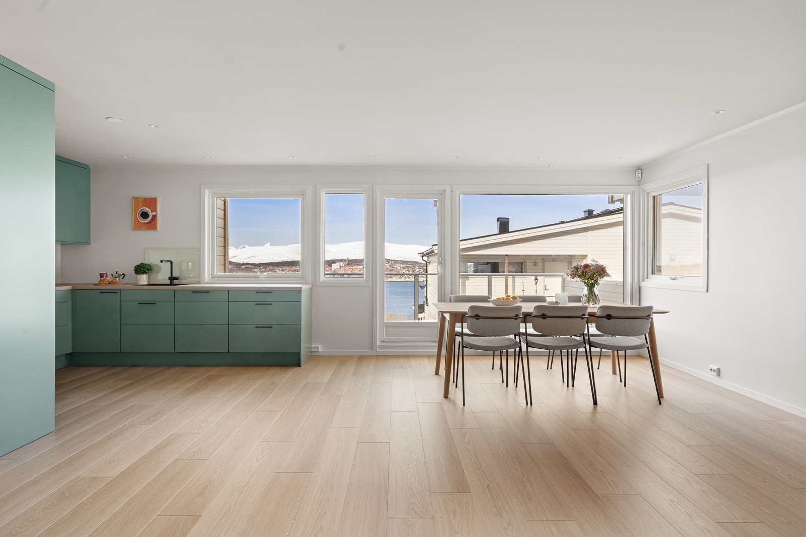 Sosial og barnevennlig planløsning som utgjør et godt allrom - et perfekt samlingssted for venner og familie.