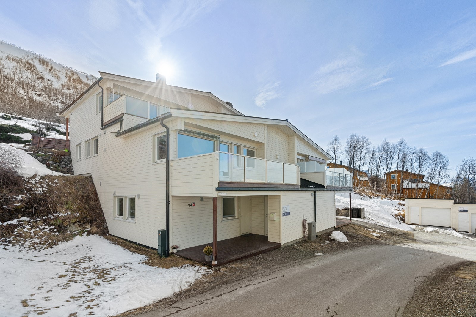 Kvaliteter som pen standard, strålende sol- og utsiktsforhold og garasjeplass like ved boligen.