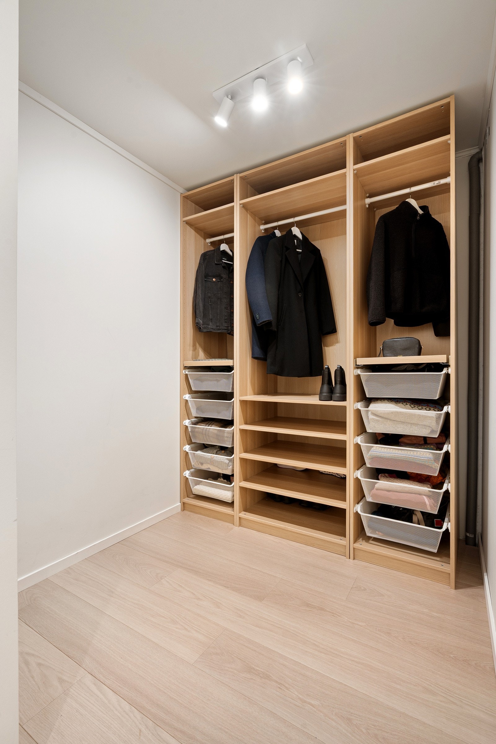 I entreen har du godt med oppbevaringsplass til både sko og yttertøy. Det er satt inn praktisk garderobeløsning her.