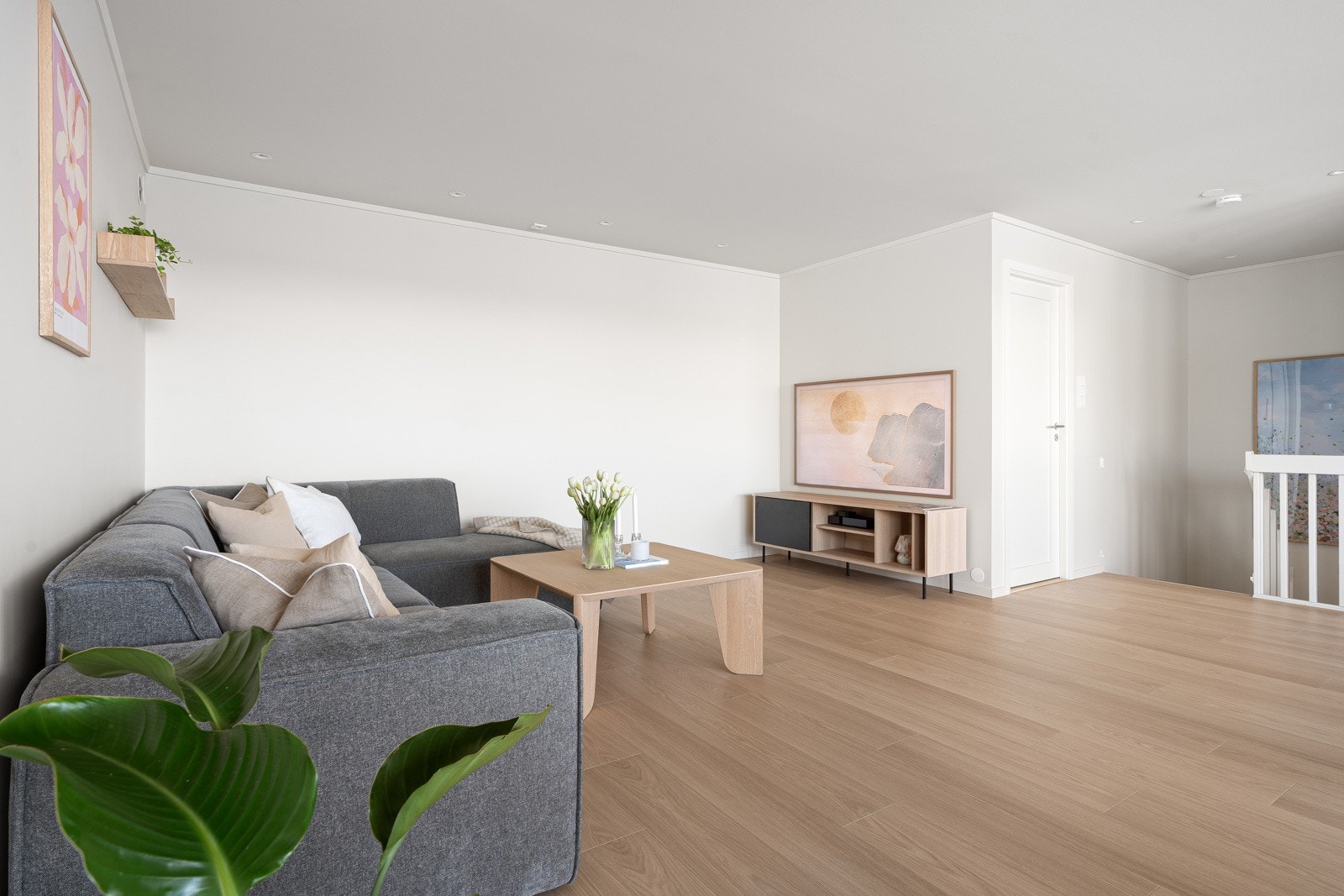 Det er gjort flere større oppgraderinger det siste året med bl.a. kjøkken, toalettrom og de fleste overflater.