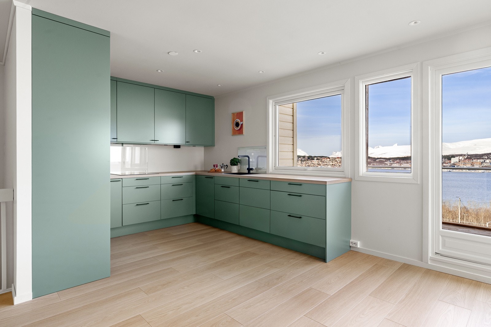 Kjøkkenet er nytt fra 2025 og framstår svært flott. Lekre detaljer som underlimt vask og downlights under overskap.