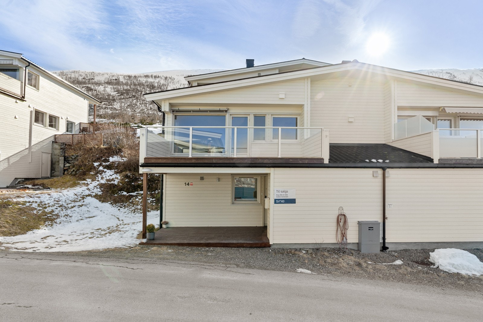 Det er også en utvendig sportsbod, ved inngangspartiet.