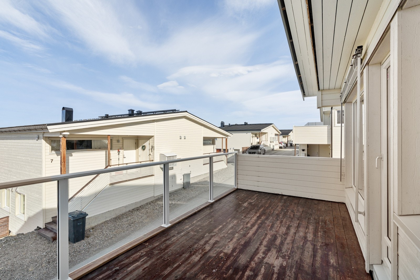 God plass for utemøbler, beplantning og feks grill.