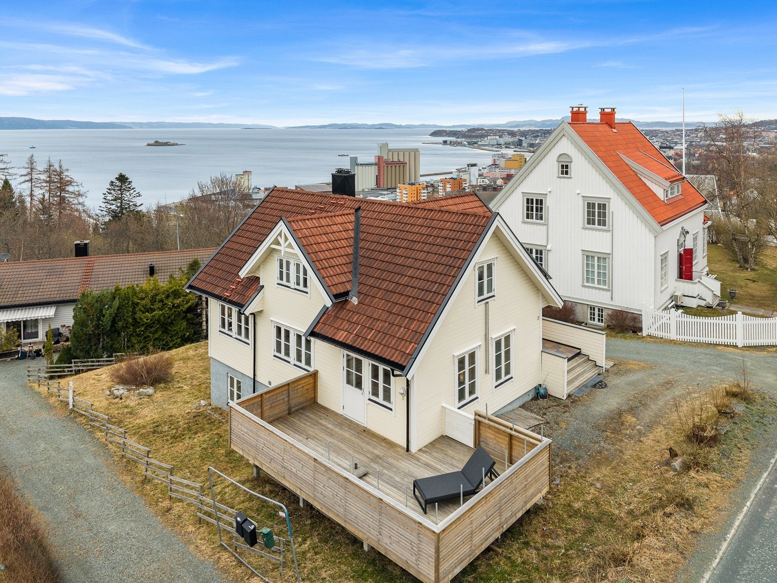 Eiendommen ligger tilbaketrukket i et stille boligstrøk med lite gjennomgangstrafikk, noe som gir en skjermet og behagelig atmosfære. Området byr på en fin kombinasjon av bynær beliggenhet og nærhet til grønne omgivelser. Galleribilde