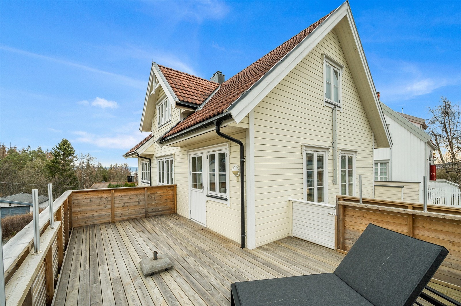 Fra stuen er det utgang til en romslig terrasse som forlenger oppholdsrommet i de varme månedene. Galleribilde