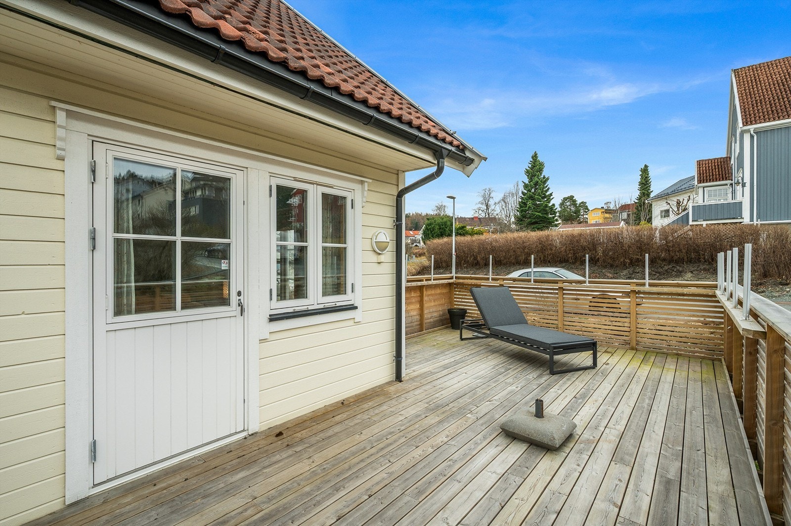 Terrassen har god plass til utemøbler og legger til rette for hyggelige måltider og avslappende dager utendørs. Galleribilde
