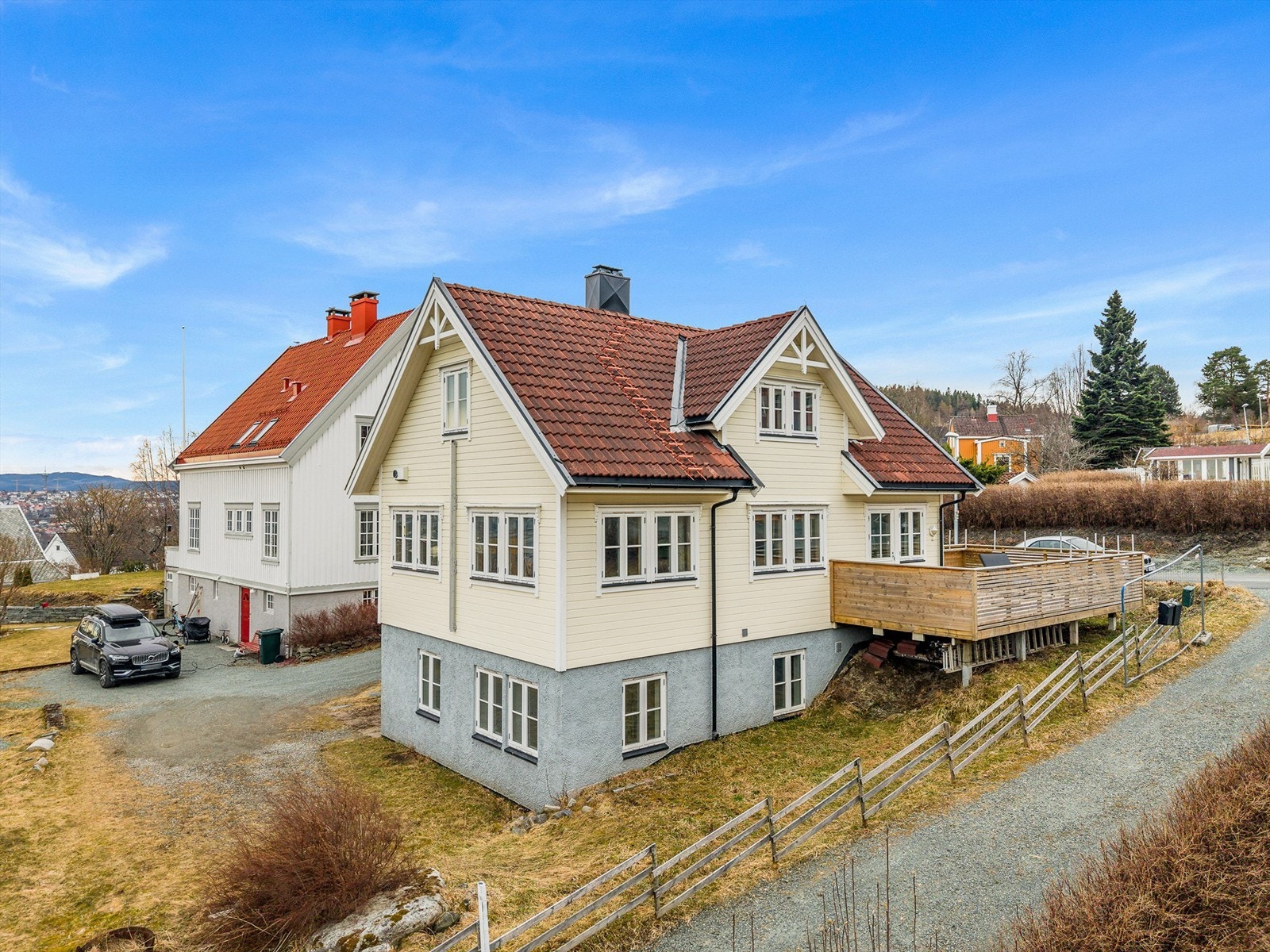 Boligen har en attraktiv beliggenhet i skrånende terreng, noe som gir en særdeles flott utsikt over fjord og by. Galleribilde
