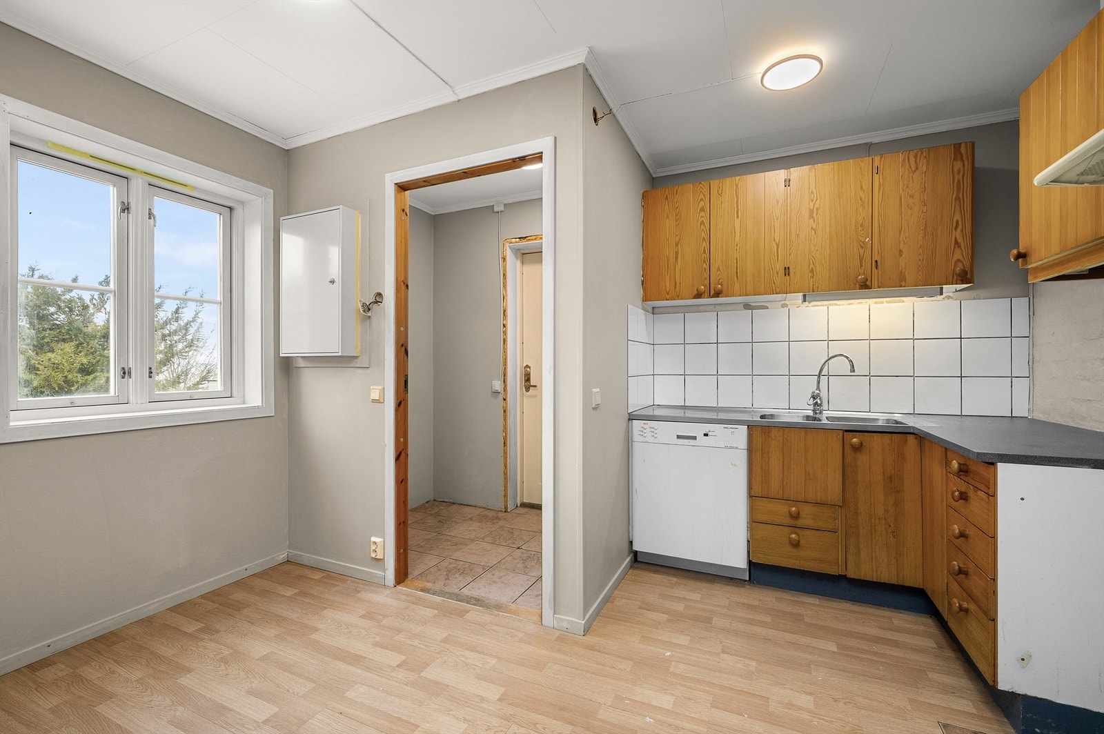 Kjøkken i utleiedel med en funksjonell utforming og plass til spisebord, noe som gir et hyggelig og anvendelig rom i hverdagen. Galleribilde