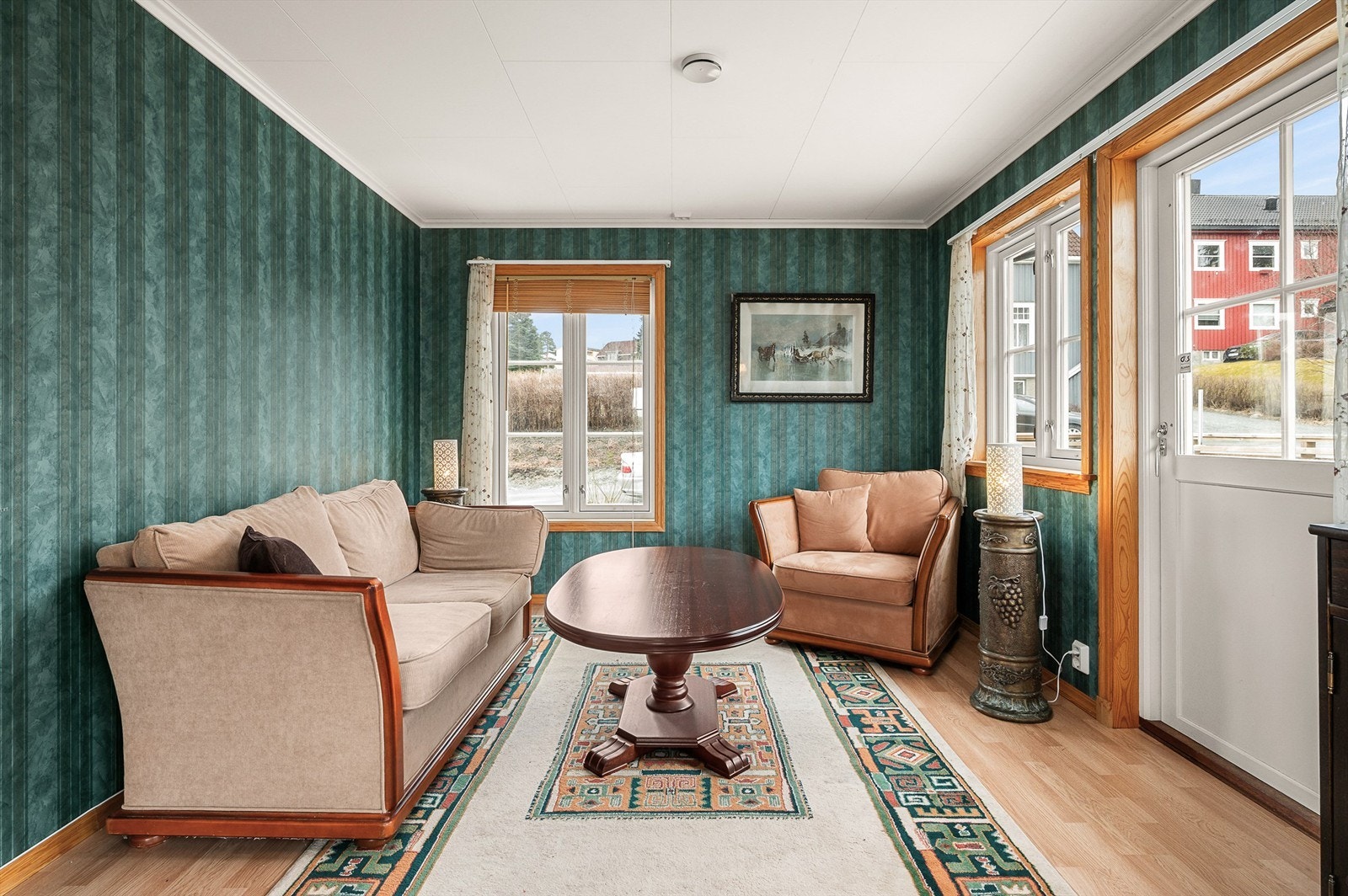 Hyggelig sofakrok med lun atmosfære - et fint sted å trekke seg tilbake for rolige kvelder eller hyggelige besøk. Galleribilde