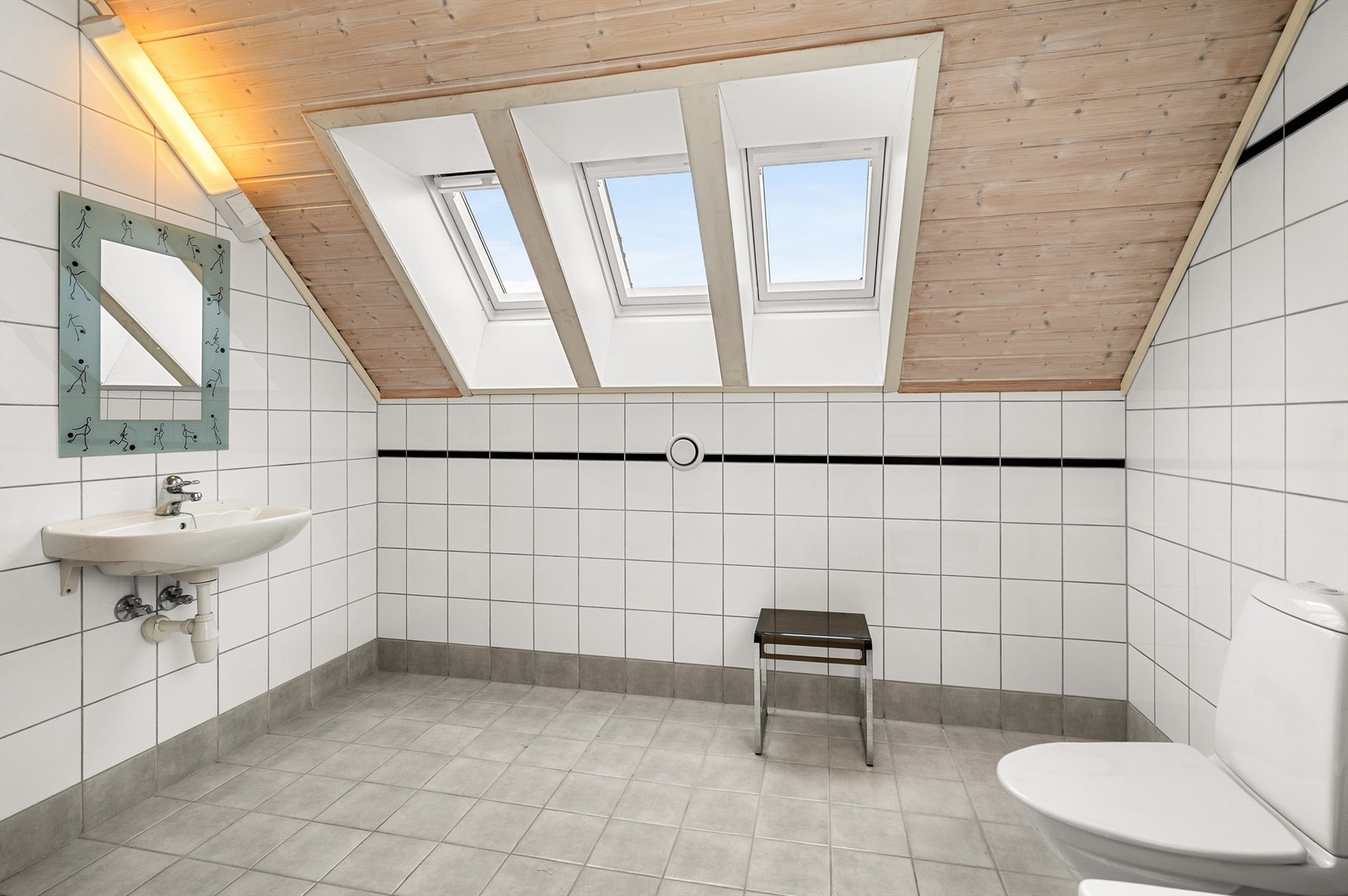 Badet fremstår lyst og funksjonelt, med god plass til både badekar, servant og øvrig innredning. Galleribilde