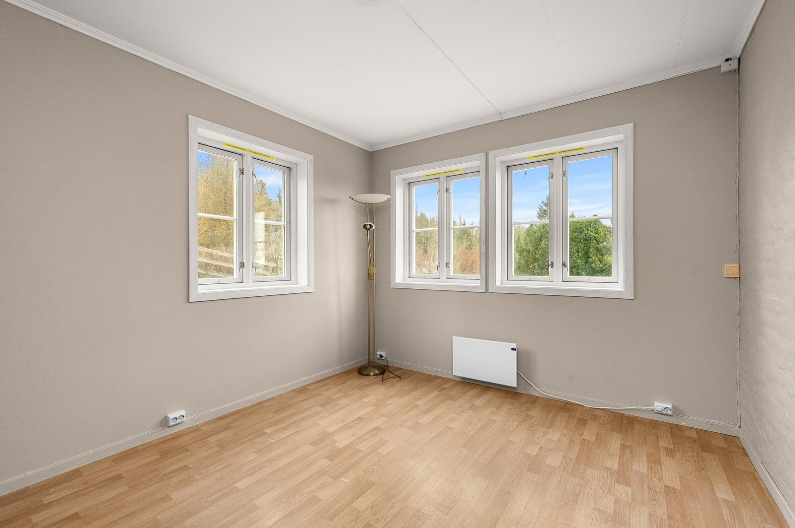 Stuen har gode vindusflater og fine møbleringsmuligheter for både stue- og spiseplass. Galleribilde