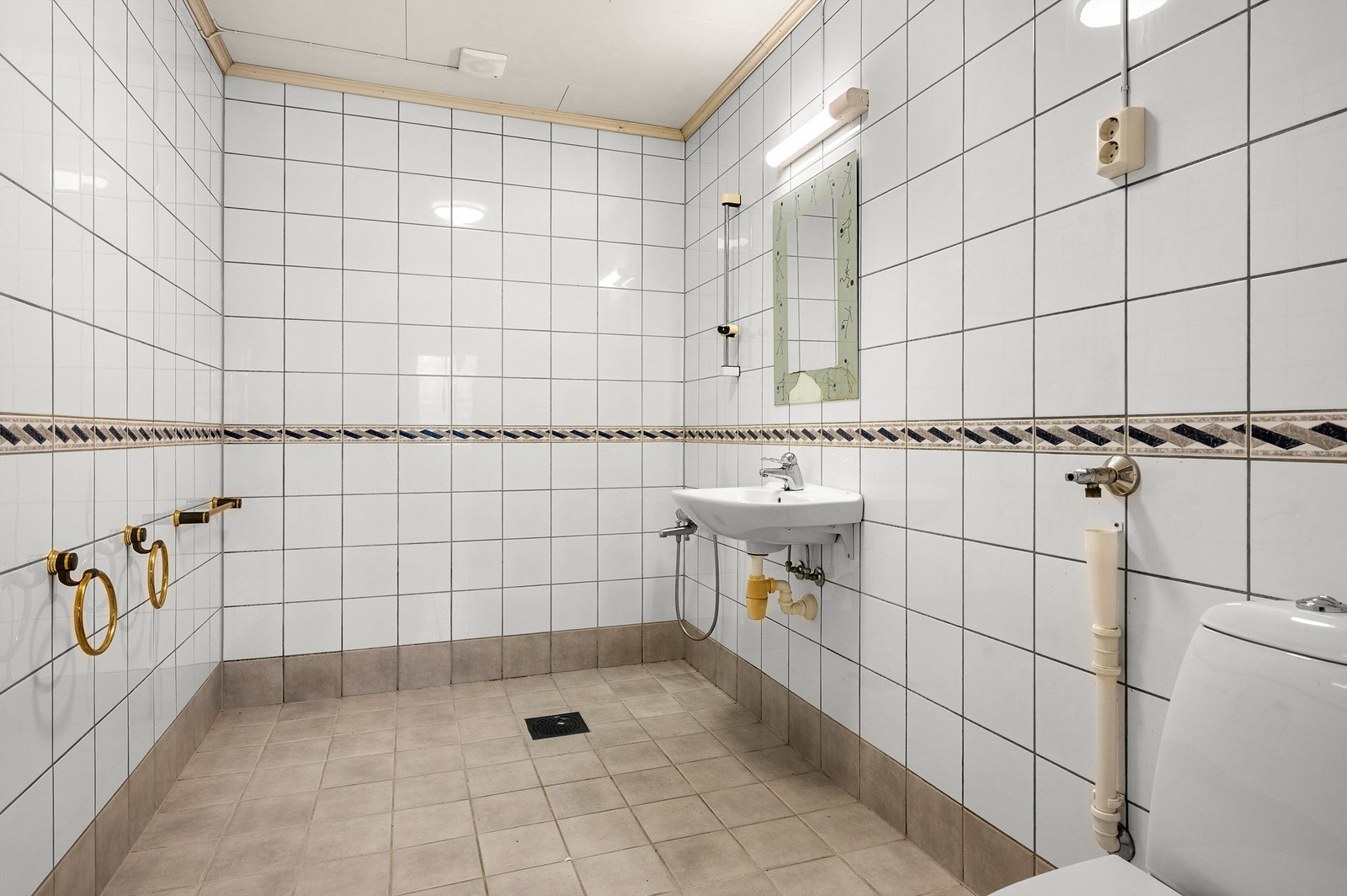 Badet i utleiedelen er på 5,5 kvm og har flislagte vegger og gulv, gulvvarme gg opplegg for vaskemaskin. Galleribilde