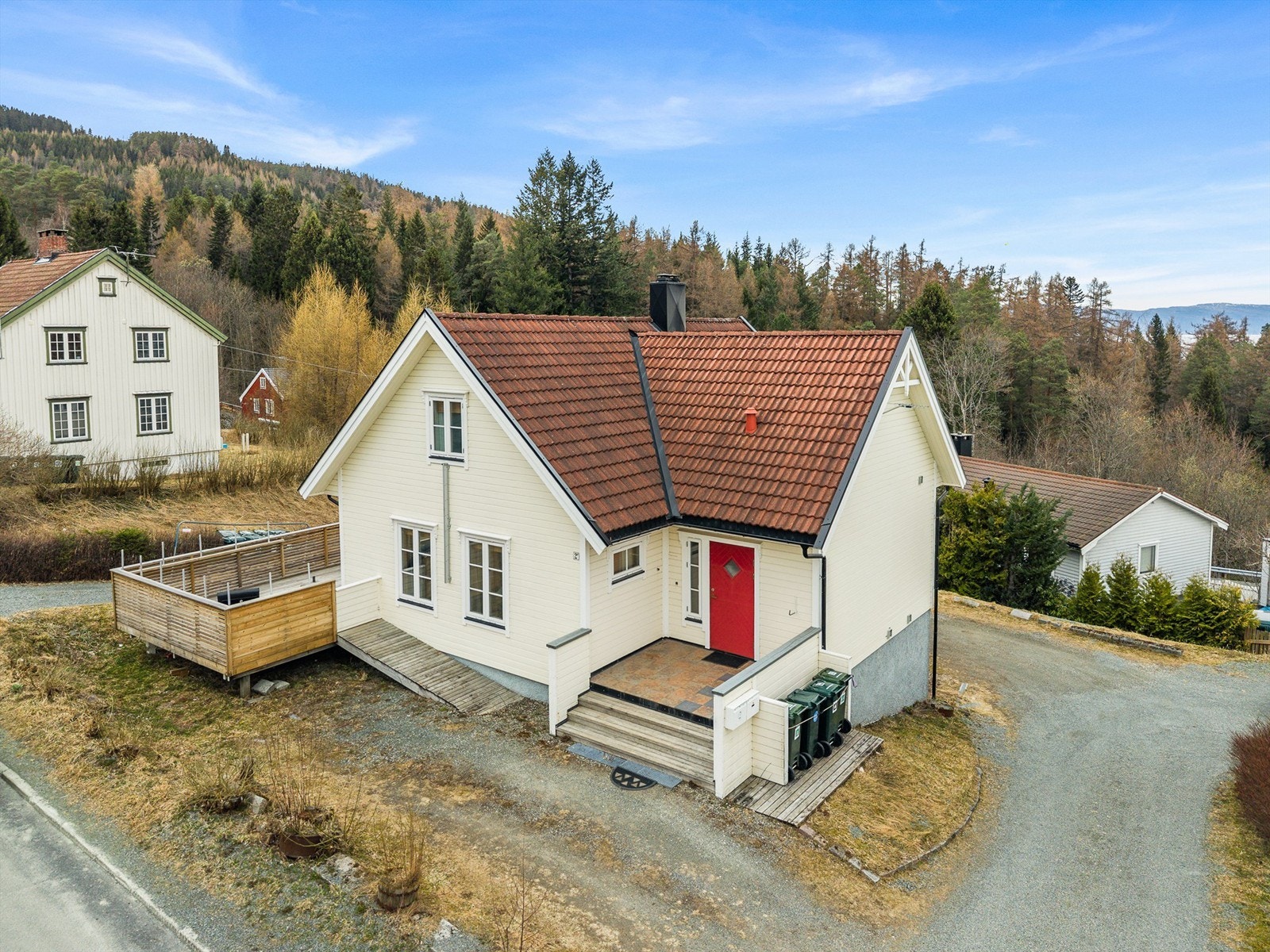 Eiendommen har en tiltalende og klassisk utforming med terrasse, innbydende inngangsparti og gode oppstillingsmuligheter på egen tomt. Galleribilde
