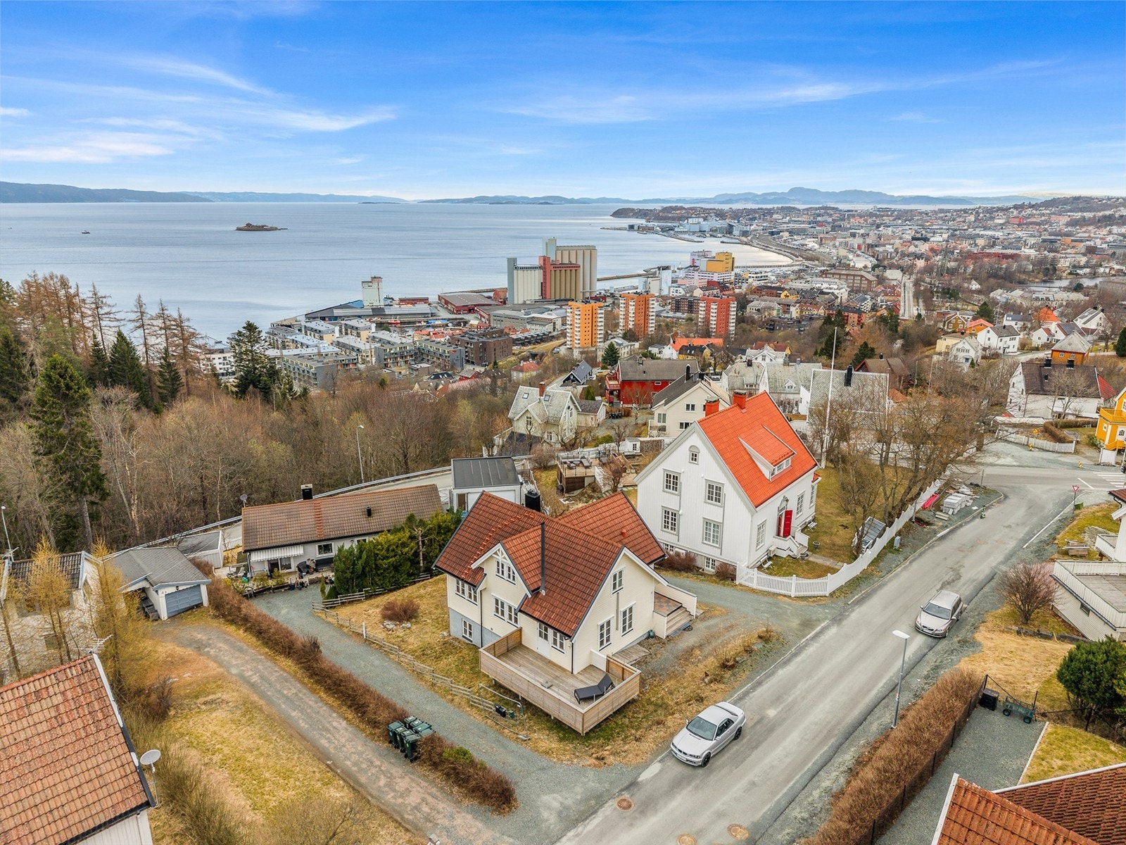 Velkommen til Fagerliveien 2B - en flott eiendom med attraktiv beliggenhet i Fagerlia, romslige uteplasser og en fantastisk utsikt over fjord og by. Galleribilde