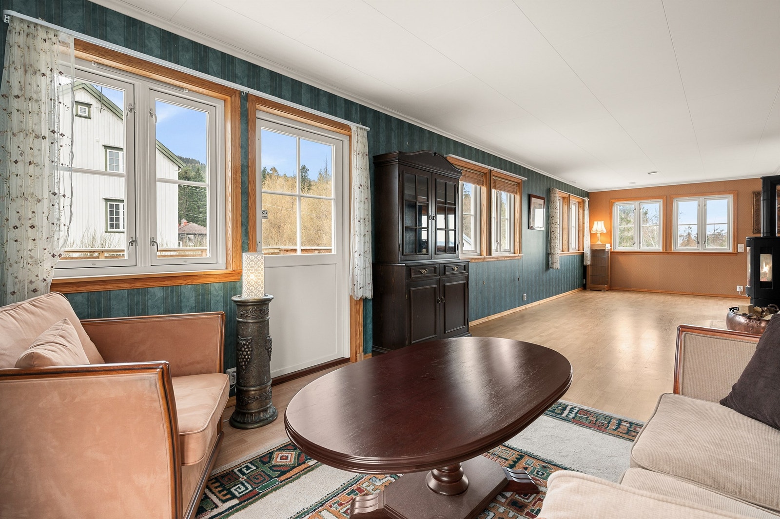 Den romslige stuen har god plass til flere møbleringssoner og gir fleksible innredningsmuligheter etter behov. Galleribilde