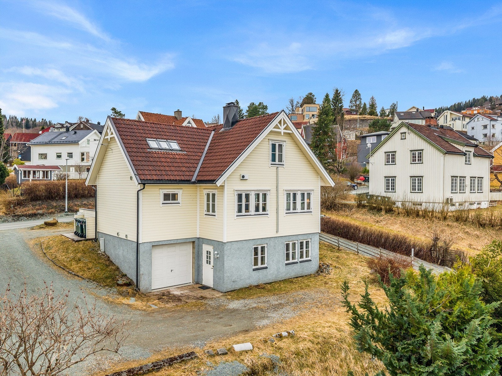 Her får du en flott enebolig over flere plan, med integrert garasje i underetasjen og en beliggenhet som gir både utsyn og privatliv. Galleribilde