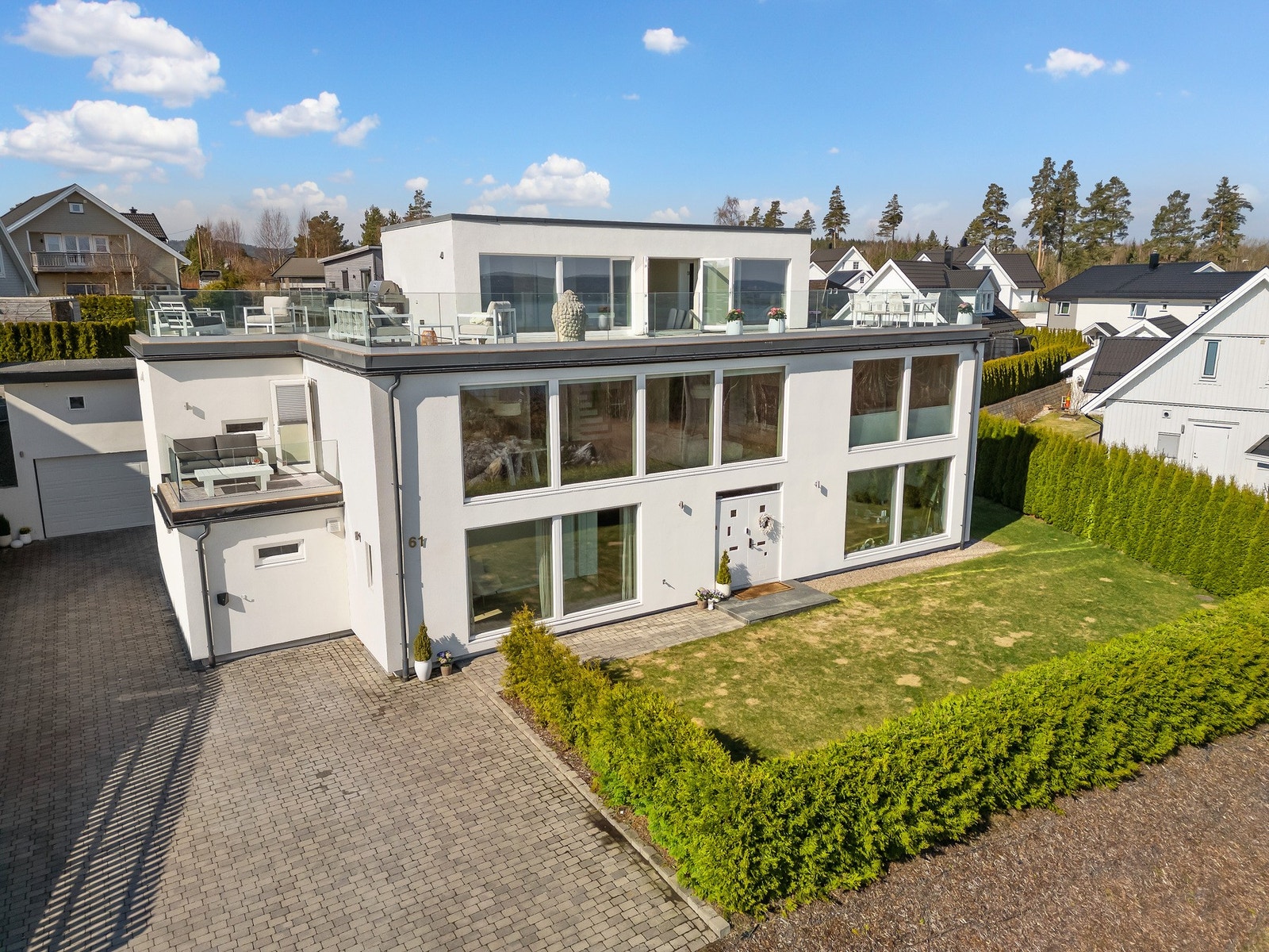 Stor og moderne enebolig i funkisstil Galleribilde